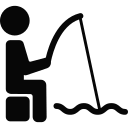 Рыболов с удилищем у водоёма на выезде FishClub